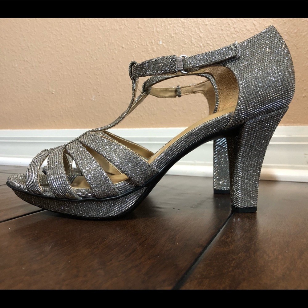 Naturalizer new in box metallic gold heels - Picture 3 of 6